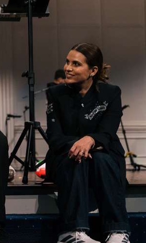 Aline Barros sentada no palco