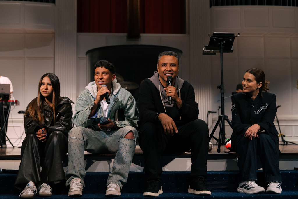 Maria, Nicolas, Pastor Gilmar e Aline Barros reunidos no palco